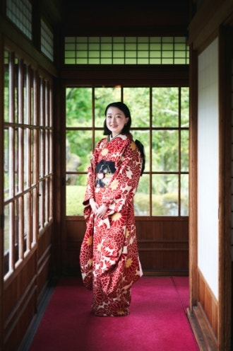 日本家屋で振袖を着る女性